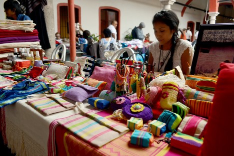 Como parte del Festival de Textiles, artesanos veracruzanos, de otros estados de la República y  de Perú estarán ofertando sus productos hasta el domingo 2 de abril en el Centro Recreativo Xalapeño. 