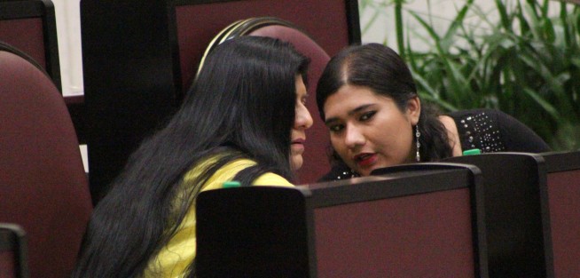 Diputada invitada... mientras el diputado José Kirsch atendió asuntos fuera de su curul, una amiga de la diputada Yazmín Copete la ocupó, seguramente para alguna asesoría legislativa, no para chismear. Comprobado... cualquiera puede ocupar una curul... ¿también les servirán café? 