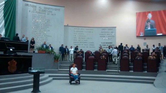 Con una raquítica asistencia de diputados locales, se lleva a cabo en el Congreso del Estado la entrega del Premio Estatal a la Mujer 2017 a Patricia Ponce Jiménez.  