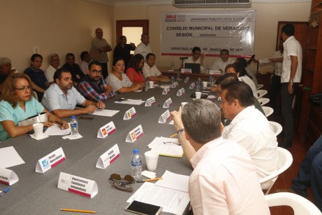 Consejeros del OPLE sesionaron en la ciudad de Veracruz con los representantes de los partidos políticos para definir los lugares donde podrían instalarse las casillas con miras a la próxima contienda electoral.  