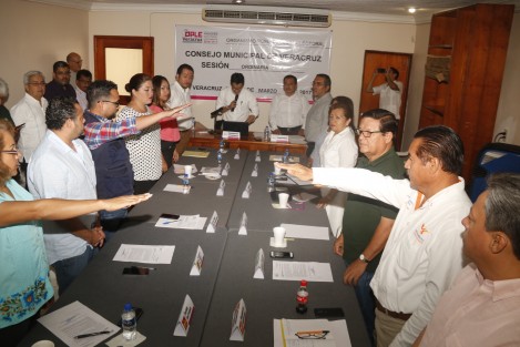 Consejeros del OPLE sesionaron en la ciudad de Veracruz con los representantes de los partidos políticos para definir los lugares donde podrían instalarse las casillas con miras a la próxima contienda electoral. 