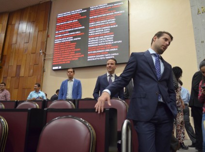 Con una raquítica asistencia de diputados locales, se lleva a cabo en el Congreso del Estado la entrega del Premio Estatal a la Mujer 2017 a Patricia Ponce Jiménez. 
