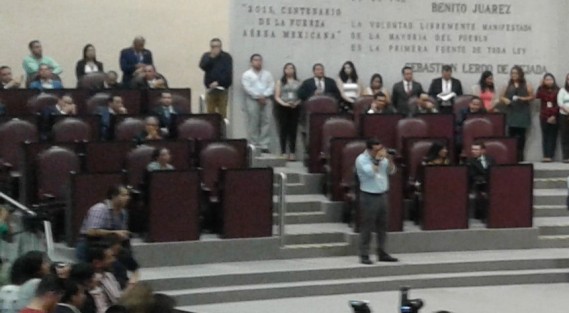 Con una raquítica asistencia de diputados locales, se lleva a cabo en el Congreso del Estado la entrega del Premio Estatal a la Mujer 2017 a Patricia Ponce Jiménez. 