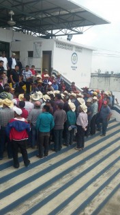 Campesinos del municipio de Coscomatepec protestaron frente al penal de mediana seguridad La Toma, en Amatlán, para exigir la liberación de un hombre acusado por robo. Familiares del detenido denunciaron irregularidades durante su captura.
