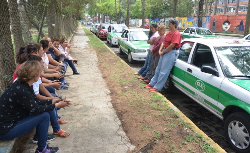Un peculiar grupo de mujeres taxistas se reúnen cada semana junto a la Escuela Normal Veracruzana para ayudarse mutuamente  en los problemas comunes y de género ya que al ser féminas en un trabajo tradicionalemente realizado por hombres, la gente las agrede constantemente. 