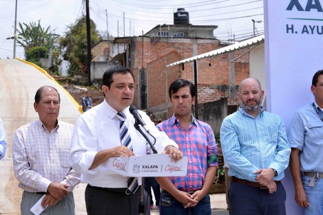 En Xalapa, el trabajo en equipo nos ha permitido entregar, mediante un esquema tripartita, el mayor número de obras que se ha visto en la entidad, ya que gracias a que los vecinos y la iniciativa privada se sumaron a la administración municipal se han podido realizar más de 50 pavimentaciones de calles, afirmó el alcalde Américo Zúñiga Martínez al inaugurar la construcción con concreto hidráulico de la calle Facultad de Economía.
