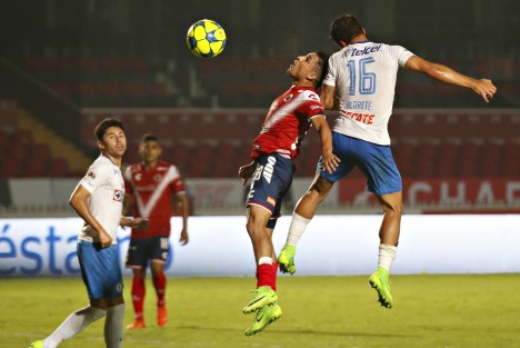 Los Tiburones Rojos de Veracruz, vencieron 3 a 1 al Cruz Azul y mantienen la esperanza de permanecer en la primera división. 