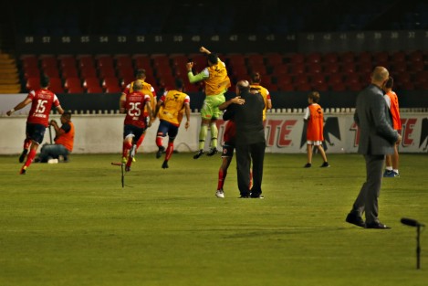 Los Tiburones Rojos de Veracruz, vencieron 3 a 1 al Cruz Azul y mantienen la esperanza de permanecer en la primera división. 