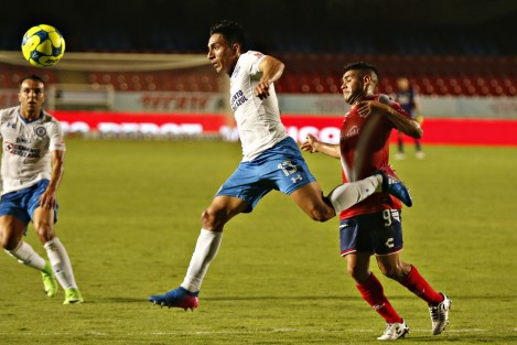 Los Tiburones Rojos de Veracruz, vencieron 3 a 1 al Cruz Azul y mantienen la esperanza de permanecer en la primera división. 