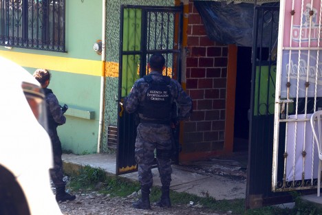 La madrugada de este sábado se registró un enfrentamiento entre integrantes del crimen organizado y fuerzas del orden, luego de un operativo realizado por las autoridades. Los hechos en la avenida  Ciruelos esquina con andador Mangos, de la colonia Framboyanes pasadas la 4 de la madrugada. 
