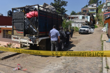 En el  domicilio la policía encontró armamento de uso exclusivo del Ejército y equipo táctico con emblemas de una corporación federal.  