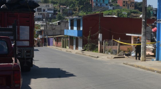 La zona se mantiene acordonada por la policía, personal de PGR y Servicios Periciales, quienes se encuentran  tomando conocimiento de los hechos.