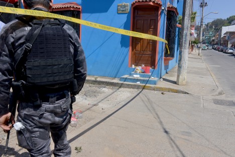 Monentos de terror vivieron vecinos de la colonia Framboyanes de Xalapa la madrugada de este sábado, en que fuerzas federales del orden se enfrentaron a presuntos delincuentes en una casa de seguridad en el andador Mangos. Cifras oficiales dan como saldo reportó 1 presunto delincuente abatido, 2 más detenidos; y oficial herido y dos personas secuestradas rescatadas. 
