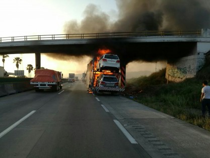 Alrededor de las 07:00 horas de este sábado un tractocamión tipo nodriza, comenzó a arder en llamas, cuando se desplazaba sobre la carretera Córdoba-Veracruz, a la altura del puente San Miguelito.Se desconoce si hay lesionados. 