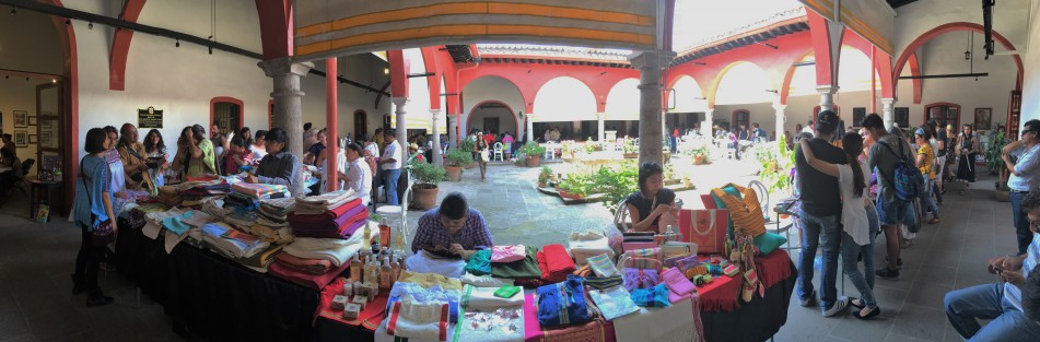 Con mucha afluencia de visitantes se lleva a cabo el Festival Anual de Textiles, tanto en la expoventa como en los conversatorios. El festival concluye este domingo, donde se homenajeará a Tía Cayita, impulsora de la conservación del arte del tejido en telar de cintura. 