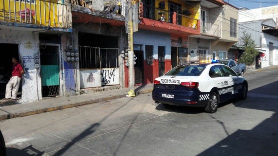 La mañana de este  sábado  un comerciante de hotdogs fue baleado en su propio domicilio del barrio  San Miguel, en Córdoba, al  que ingresó un desconocido impactándolo con dos balas que le quitaron la vida. Familiares de occiso dijeron  desconocer las causas del ataque.  