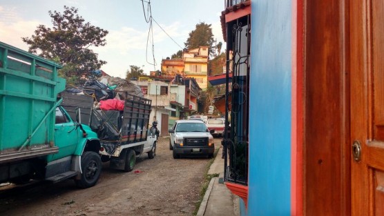 Luego del enfrentamiento suscitado la madrugada de este sábado, fuerzas del orden continúan resguardando el lugar de los hechos, en la colonia Framboyanes de Xalapa. 