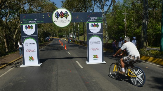 Con gran éxito se realizó la primera jornada de la Vía Recreativa XL,  la cual se instaló en dos carriles de la avenida Murillo  Vidal. Se pudo andar en bicicleta, patines, patineta, o simplemente caminar, además de poder llevar mascotas. Se instalaron módulos de primeros auxilios, sembrar plantas y para los más pequeños para colorear y fabricar  títeres. Esta actividad se realizará todos los domingos de abril, y se espera que vaya atrayendo a más xalapeños. 
