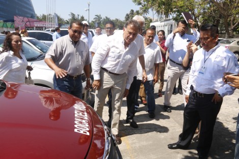  El gobernador de Veracruz, Miguel Ángel Yunes Linares, puso en marcha el nuevo sistema de modernización del Transporte Público, que consiste en actualización de la base de datos de los operadores y vehículos de las distintas modalidades. 