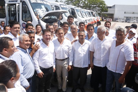  El gobernador de Veracruz, Miguel Ángel Yunes Linares, puso en marcha el nuevo sistema de modernización del Transporte Público, que consiste en actualización de la base de datos de los operadores y vehículos de las distintas modalidades. 