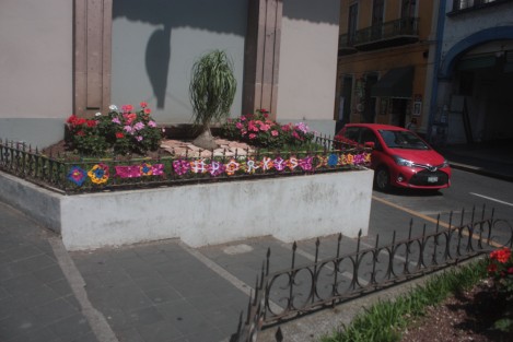 Con la fiebre de los textiles que se vivió este fin de semana en Xalapa, a alguien se le ocurrió realizar tejido crochet con el tema #porkys,y colocarlo en la jardinera de la sucursal BANAMEX del centro de Xalapa. 