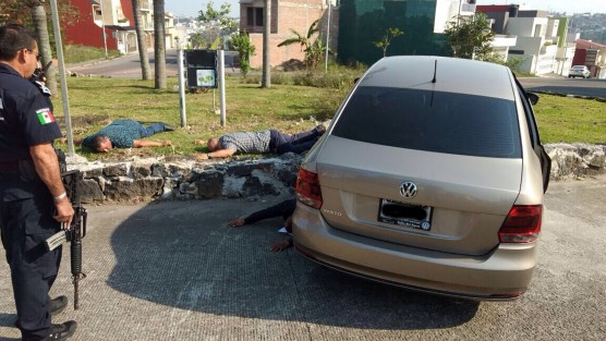 Cuatro sujetos fueron detenidos luego de una persecución y balacera en calles de los fraccionamiento residenciales Monte Magno y Valle Rubí, en Xalapa; otros dos presuntos responsables lograron escapar a bordo de otro automóvil. La alerta se dio luego de que ingresaran a robar en el interior de una vivienda. 