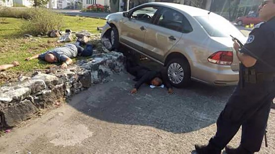 Cuatro sujetos fueron detenidos luego de una persecución y balacera en calles de los fraccionamiento residenciales Monte Magno y Valle Rubí, en Xalapa; otros dos presuntos responsables lograron escapar a bordo de otro automóvil. La alerta se dio luego de que ingresaran a robar en el interior de una vivienda. 