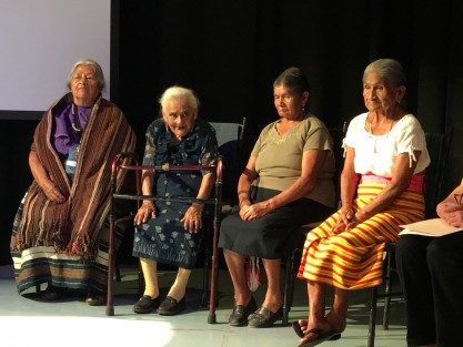Para cerrar el Festival de Textiles se homenajeó a cuatro tejedoras veracruzanas:Matilde García, de la Sierra de Zongolica; María Ninfa Mendoza,de Acatlán; Francisca Montero Ortega (+), de Acatlán; y Leocadia Cruz, <em>Tía Cayita</em> de Cosoleacaque.  