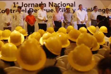 El gobernador de Veracruz, Miguel Ángel Yunes Linares, puso en marcha la Primera Jornada Nacional de Prevención del dengue, zika y chikungunya. El mandatario estatal estuvo acompañado del Pablo Kuri, subsecretario de prevención y control de enfermedades transmisoras del gobierno federal.