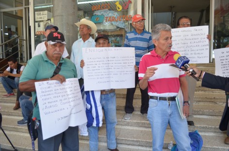 Pensionados federales se manifestaron en las escaleras del edificio Nachita en Xalapa, para externar su preocupación por la falta de pagos del gobierno en rubros como previsión social múltiple y pago de despensa, vigentes desde 2008. 