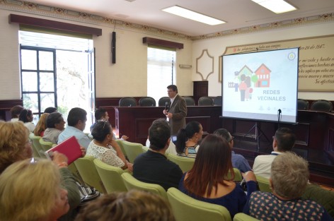 Regidores municipales y  el Secretario del Consejo de Seguridad Pública del Ayuntamiento de Xalapa, Manuel Meza, realizaron una charla con jefes de manzana para lleva a cabo el programa de redes vecinales, con la finalidad de promover la seguridad entre vecinos.