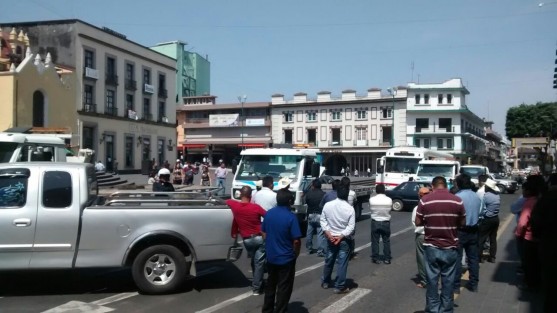 Habitantes de Soledad Atzompa que bloqueaban la Av. Enríquez frente al Palacio de Gobierno, con sus vehículos fueron desalojados con el uso de grúas y policías antimotines, quienes resguardaron el edificio.  