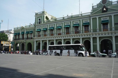 El conflicto comenzó cuando habitantes de Soledad Atzompa llegaron para sostener una runión con Rogelio Franco, y se estacionaron frente a Palacio de Gobierno, pero aseguran que personal de Tránsito los agredió amenazándólos con que se retiraran, cuando ellos les dijeron que esperaban  a sus compañeros. 