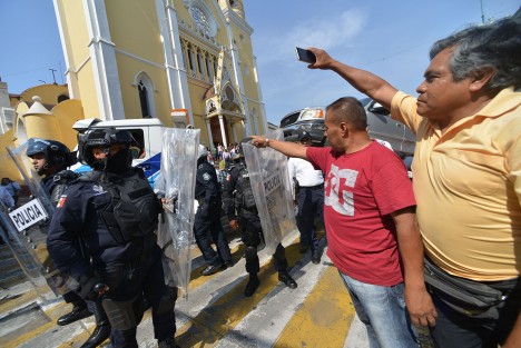 La principal inconformidad de los habitantes de Soledad Atzompa es que fueron notificados que dejará el Gobierno del Estado de pagar a sus policías municipales. Errores en la conciliación provocaron el enfrentamiento. 