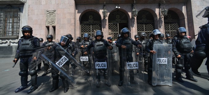 Elementos de la SSP pudieron estrenar este lunes sus nuevos escudos antimotines, durante el desalojo de manifestantes de la avenida Enríquez. Algunos prefirieron no quitarle todavía el plastiquito. 
