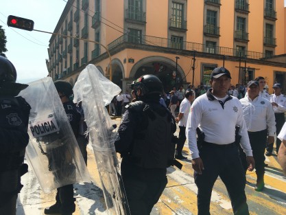 Elementos de la SSP pudieron estrenar este lunes sus nuevos escudos antimotines, durante el desalojo de manifestantes de la avenida Enríquez. Algunos prefirieron no quitarle todavía el plastiquito. 