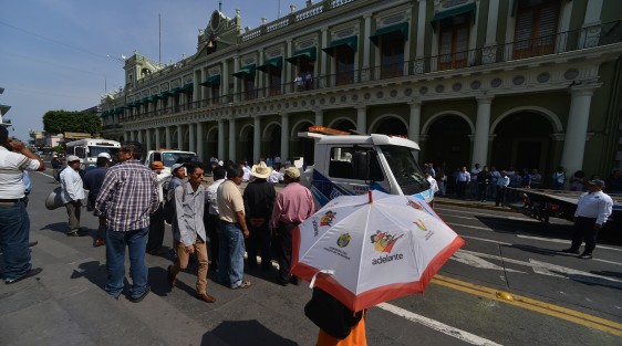 Habitantes de Soledad Atzompa llegaron a Xalapa para dialogar con el secretario de Gobierno, Rogelio Franco, pues se les notificó que se dejará de pagar a sus policías municipales, además de tratar otros asuntos como la entrega de apoyos. 