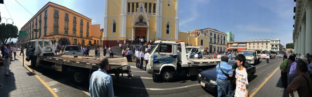 Como elementos de Tránsito comenzaron a acosarlos por haber estacionado frente a Palacio de Gobierno sus vehículos; los manifestantes optaron por bloquear con ellos la circulación, por lo que los oficiales solicitaron grúas para retirar los vehículos. 