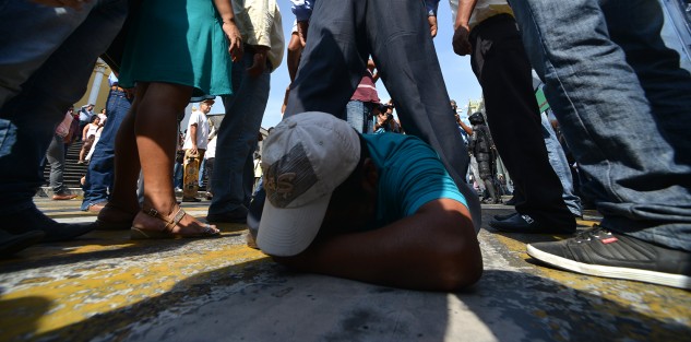En el forcejeo mientras se retiraba el primer vehículo, un hombre cayó al suelo, aparentemente golpeándose en la cabeza, pero sin perder el conocimiento. Entonces se solicitó una ambulancia para que fuera atendido.  