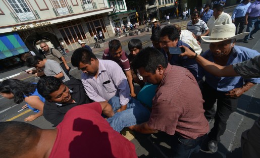 Ante la llegada de la ambulancia, los manifestantes optaron por llevarse a su herido en taxi. 
