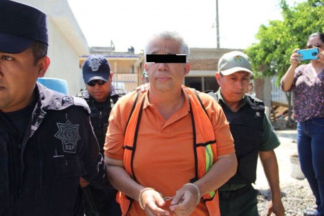Este lunes, Francisco Antonio N.ex titular de la CAEV, fue trasladado de penal de Pacho Viejo, a los juzgados, para la audiencia de vinculación a proceso.  A diferencia de los otros funcionarios en proceso, él acudió esposado.  