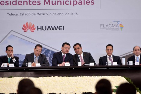 Durante el Encuentro Nacional de Presidentes Municipales de la Federación Nacional de Municipios de México (FENAMM), celebrado en Toluca, el alcalde Américo Zúñiga Martínez reiteró su compromiso de seguir impulsando el municipalismo en México y propuso revisar el artículo 115 constitucional, <em>porque un país fuerte pasa por ciudades y municipios más fuertes</em>.
