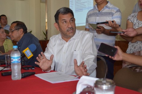 El diputado Amado Jesús Cruz Malpica, coordinador del grupo de MORENA en la LXIV Legislatura, expresó su desacuerdo con la propuesta enviada por el Ejecutivo del Estado notificando al Poder Legislativo que aplicará la Ley de Ingresos y el Presupuesto de Egresos para el ejercicio 2017 aprobada en diciembre pasado, a pesar de tener un déficit financiero y no estar alineado al Plan Veracruzano de Desarrollo. Con él quedan anuladas las propuestas de ajuste presentadas por secretarios de despacho ante el Congreso.
