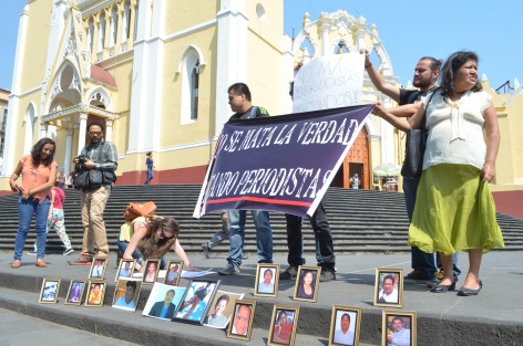 Comunicadores de Xalapa realizaron una pequeña protesta por las agresiones a integrantes del gremio, ocurridas en los últimos días, que se suman al resto ocurridas en la entidad y el país.
