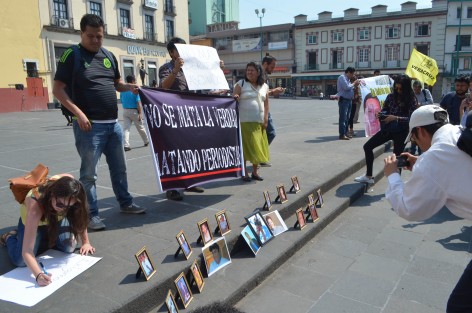 Comunicadores de Xalapa realizaron una pequeña protesta por las agresiones a integrantes del gremio, ocurridas en los últimos días, que se suman al resto ocurridas en la entidad y el país.
