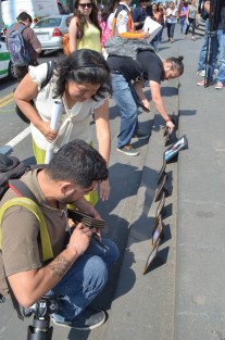 Comunicadores de Xalapa realizaron una pequeña protesta por las agresiones a integrantes del gremio, ocurridas en los últimos días, que se suman al resto ocurridas en la entidad y el país.

