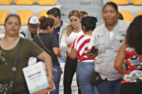 Es de imaginarse que al no tratarse este evento de un acto proselitista a favor de la alianza <em>Contigo el cambio sigue</em>, en breve se vea a diputados priistas o morenos igual repartiendo estos apoyos en sus distritos. 
