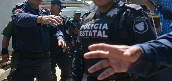 Con excesiva custodia, no para que no escape, sino para que los reporteros no lo vean.  Mauricio N, exsecretario de Finanzas del estado fue conducido a los juzgados para rendir declaración.  