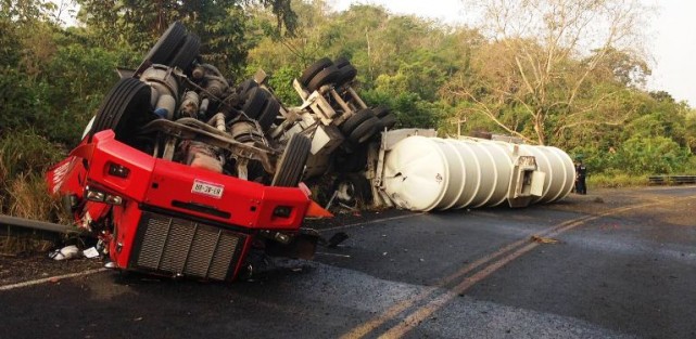 La carretera federal 180 Matamoros a Puerto Juárez en el tramo de Papantla a Gutiérrez Zamora, tuvo que ser cerrada debido a un aparatoso accidente donde una pipa con doble remolque, volcara dramáticamente adelante de la comunidad de Venustiano Carranza, perteneciente a este municipio.