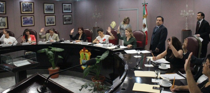 La Diputación Permanente de la LXIV Legislatura dio entrada este martes y remitió a la Comisión Permanente de  Hacienda del Estado el documento que presentó el Gobernador del Estado donde informa de la aplicación de la Ley de Ingresos y Presupuesto 2017, al cual se realizarán los ajustes que sean necesarios durante el año.
